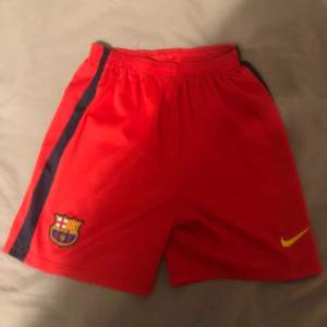 Hej  Röda Barcelona shorts  Hör av dig vid fler frågor eller funderingar. 