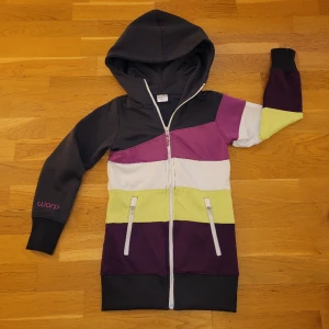 Kofta - Kofta från stadium, Warp, i storlek 122/128. I nyskick, fodrad inuti. Köparen står för frakten 💕