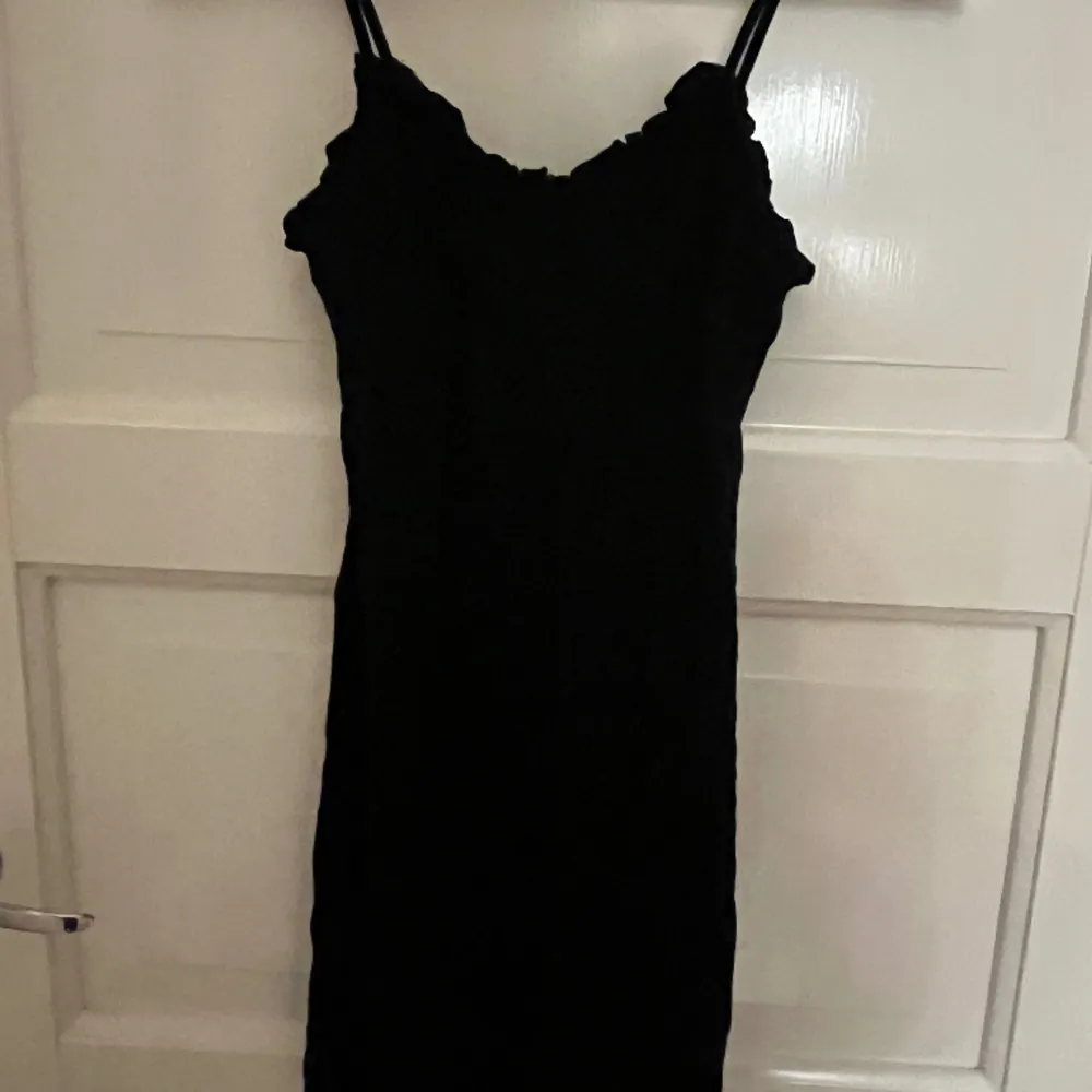 Sjukt snygg svart mini klänning med fina detaljer🌸 Använd ett fåtal gånger och som ny. Storlek small. 💗🌸. Klänningar.