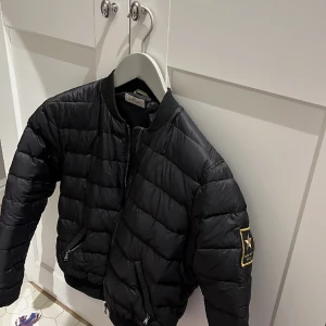 Dunjacka Hunkydory - Fin svart tunnare dunjacka från Hunkydory. Står L i den men skulle säga att den passar som en XS-S. Tror kanske att det är barnstrl och att det är därför den är i strl L? Jag minns inte riktigt då jag köpte den runt 2013/14 . Fint skick💛