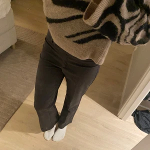 Mörkgrå kostymbyxor - Säljer ett par mörkgrå kostymbyxor i storlek 34, jag är själv 166 cm och är lite korta på mig. Men annars är det helt felfria!💕