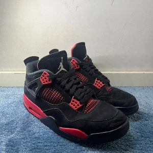 Jordan 4 Red Thunder - Cond 6/7 av 10 Stl 44.5 Kan sänkas vid snabb affär Og none, bara skorna 