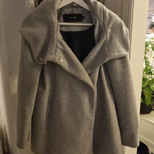 Kappa Vero Moda - Jättefin kappa från Vero Moda. Endast använd ett fåtal gånger och har inga defekter. Säljs inte längre i butik. Nypris 850 kr. 