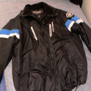 Weather Report Sweden Jacka och Termobyxor - Säljer mina skidåkarkläder då jag inte finner någon användning av dom, allt är i fint skick. 