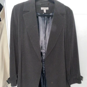 Lång kappa - En jättefin kappa som ej kommer till användning längre då jag har flera andra.  Storleken funkar som både S och M