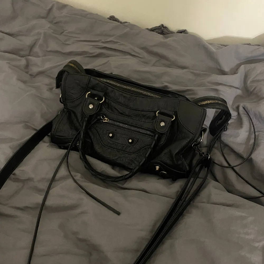 Intressekoll på min balenciaga liknande väska som är i en större storlek, kan tänka mig byta för en mindre storlek (24 cm) då min är i 30cm.  Sparsamt använt och fungerar galant till en everyday use. Väskor.