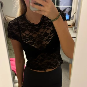 Spets topp (tshirt) zara - Snygg spets topp från zara, strl S