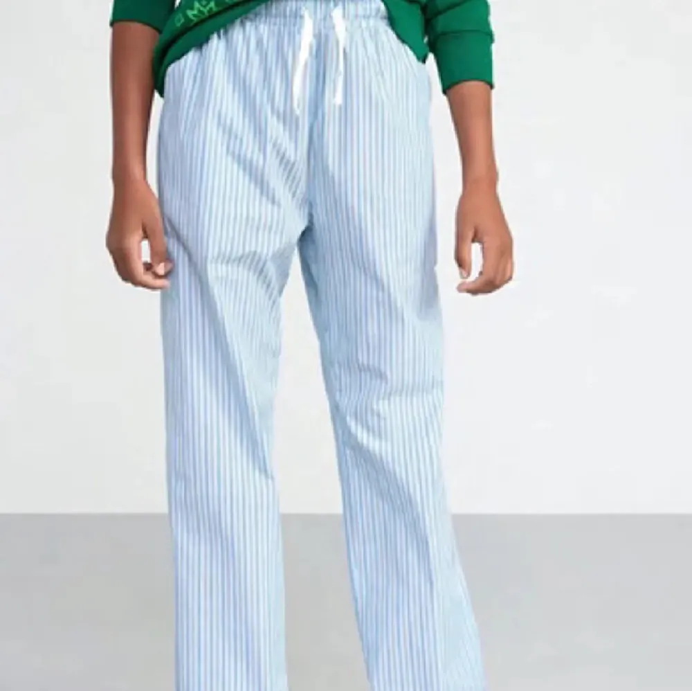 Säljer dessa helt nya pyjamas byxor med prislapp kvar från Lindex! Det är i storlek 158-164 men pasar även xs/s. Köparen står för frakten och pris kan diskuteras :). Jeans & Byxor.
