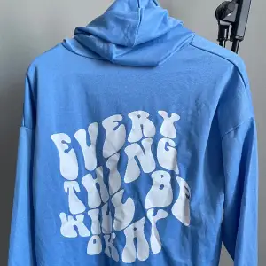 ✨En superfin blå tunn hoodie, med ett coolt tryck på baksidan!⭐️ ☀️Passar en S/M 
