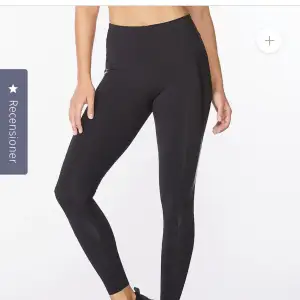 Fina träningstights från 2XU i modellen MOTION HI-RISE COMPRESSION TIGHTS. De har en liten slitning på detaljen längst ner mot knät där ”lacket” är lite spräckligt. Annars väldigt fint skick. Postas med PostNord