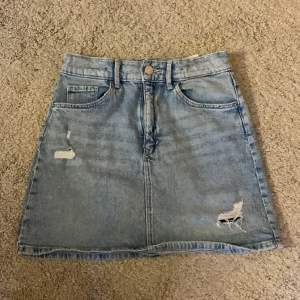 Tyvärr är denna jeans kjol lite för liten och därför säljer jag den. Det är inte fejk jeans utan riktigt material och den passar bra till sommaren. På bild 2 ser man att lite tråd har gått upp men inget man tänker på. Annars är den i topp skick! 🙌🏼💓