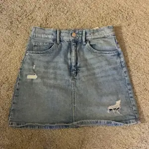 Tyvärr är denna jeans kjol lite för liten och därför säljer jag den. Det är inte fejk jeans utan riktigt material och den passar bra till sommaren. På bild 2 ser man att lite tråd har gått upp men inget man tänker på. Annars är den i topp skick! 🙌🏼💓