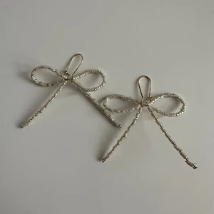 Rosett-örhängen - Supergulliga rosett-örhängen. Se bild 2 för jämförelse med en tändsticksask för att se storleken. 