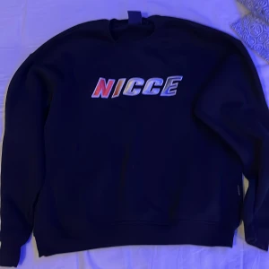 Nicce sweatshirt - Tja säljer nu denna sweatshirt från Nicce för typ 600kr! Kom dm den tar bara plats i min garderob då jag inte använder den! 