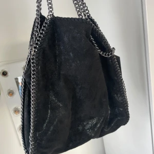 Stell Mccartney-liknade väska - Svartglittrig väska i Stella Mccartney-liknande modell. I fint skick💕