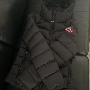 Superdry hodded fuji - Storlek: s Eu: 39  Skriv till mig privat så vi kan diskutera priset  Den är väldigt varm och mysig råka ta en storlek för lite och kan där och med inte kunna returnera den har inte använts nån gång alls