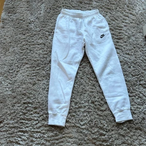Vita Nike byxor  - xs Nike byxor för män 