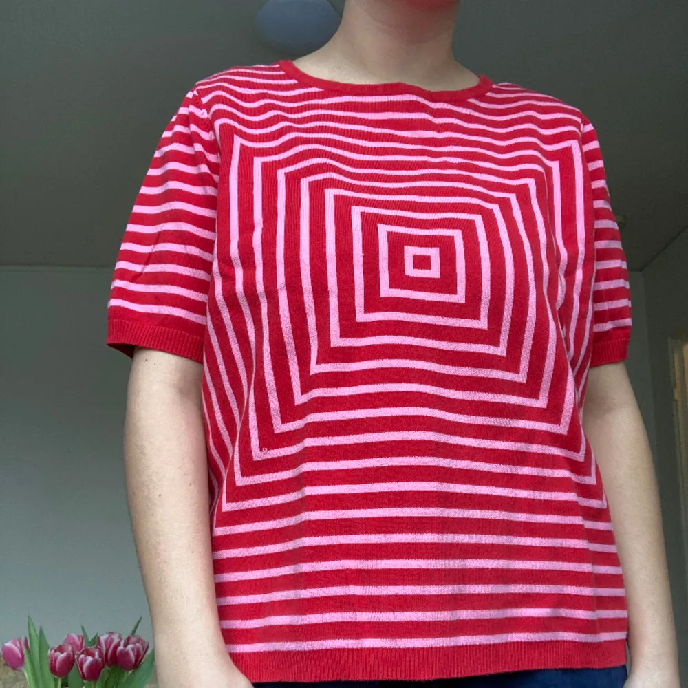 Rosaröd tshirt av lite tjockare material, passar XS-L beroende på hur den ska sitta! Köpt här på Plick, aldrig använd. T-shirts.