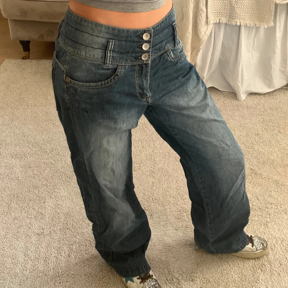 Coola baggy lowwaisted jeans! Säljer då de inte riktigt är min stil längre. Skriv privat vid frågor. (Jag är 170 och har oftast storlek 36). Jeans & Byxor.