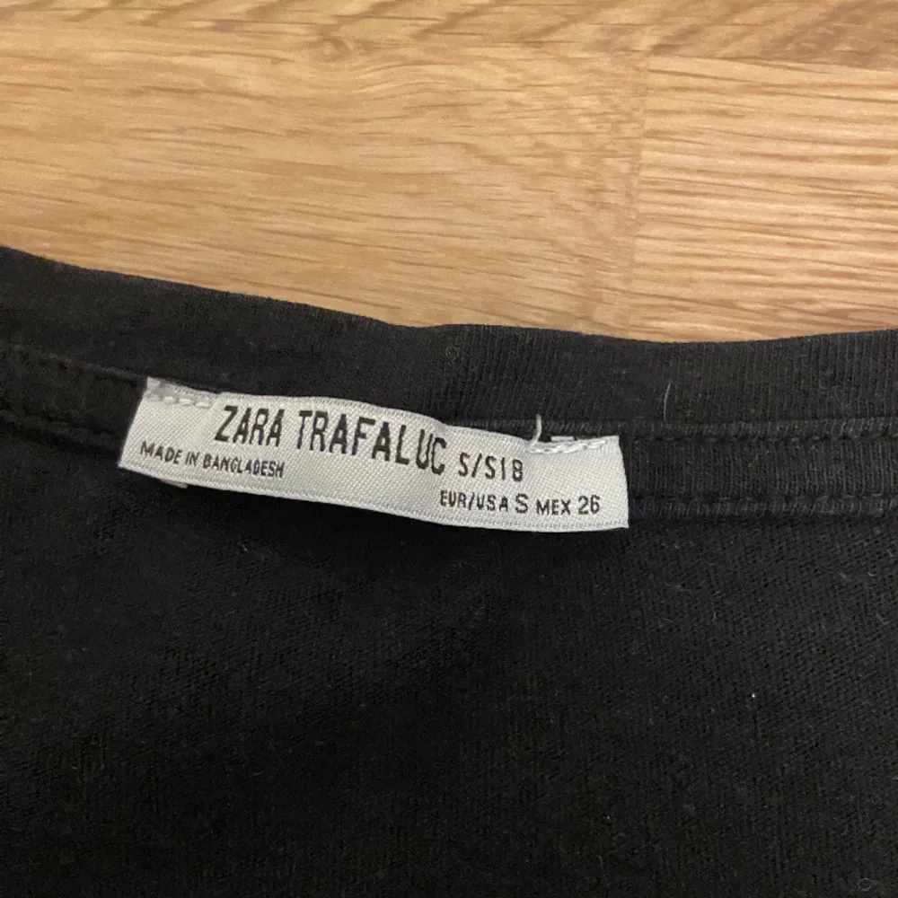 Säljer denna vringade tröjan från Zara då jag inte använder den💕 skicket är helt okej och priser går att diskutera❣️ hör av er vid frågor mm🩷  Vet inte nypris då den inte finns kvar. T-shirts.