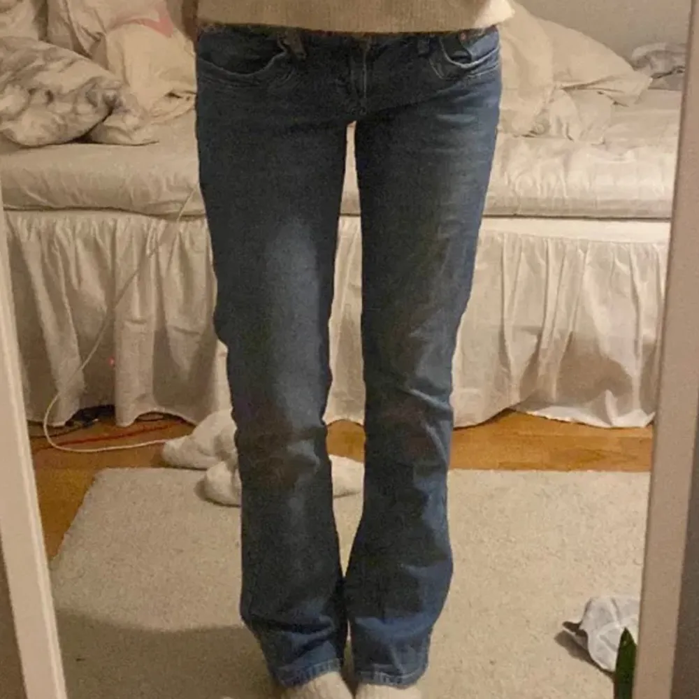 Så snygga lågmidjade jeans från ltb i modellen Valerie. De är slutspkda konstant så omöjliga att få tag i på i denna storleken någon snnanstans🤍  för fler bilder hör av dig!. Jeans & Byxor.