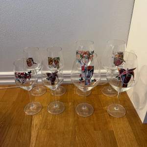 4 st vitvins glas och 4 st rödvins glas. 100 kr styck och 700 för alla!