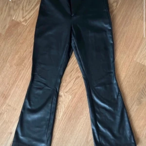 Läderbyxor från zara  - Är tyvärr för korta på mig
