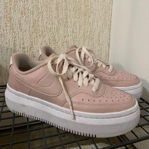 Rosa Nike sneakers  - Högre nike sneakers i smustrosa med matchande snörning. Använda 3-4gng och tvättas innan försäljning. Nypris 900kr och serienummer DM0113-600💗