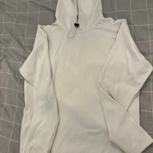 Peak performance hoodie - Väldigt fräsch och snygg Hoodie från Peak performance i storlek M, väldigt bra skick och underbar och stor luva