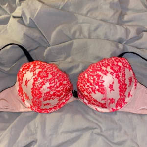 Bh  - Bush up Bh från Hunkemöller. Använd fåtal gånger fint skick💕💞75C