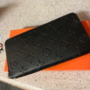 Ny LW plånbok större modell  - En svart snygg plånbok. Dustbag kartong handledsrem följer med. 