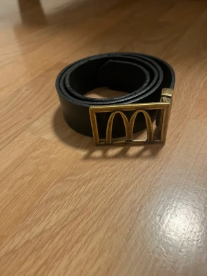 Donken bälte  - Säljer mitt doken bälte, bältet har varit med om mycket otrevliga kunder och stress, så en cleansing av präst är ju en fördel. Bältet är 120 cm långt:)