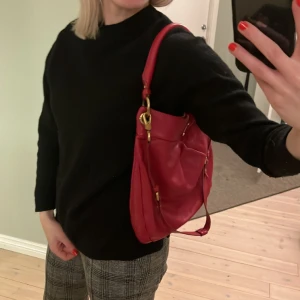 Marc by Marc Jacobs Q Hillier Hobo - Säljer min fina Marc by Marc Jacobs väska i CLASSIC Q Hillier Hobo modell. Varsamt använd så i fint skick! Superbra för skolan då man får plats med böcker osv  Mått 34*34 100% koläder och guldetaljer  