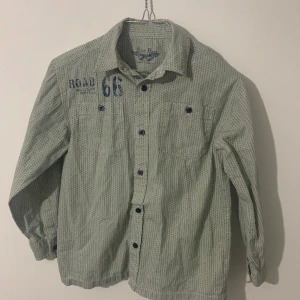 Skjorta - Fin skjorta för ålder 8-10 år. Skriv om ni vill ha flera bilder på den