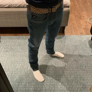 Jeans - Här säljer jag mina snygga Replay jeans med en riktigt skön fade på färgen. Str 34, använd en gång, skriv gärna privat för fler frågor och funderingar.
