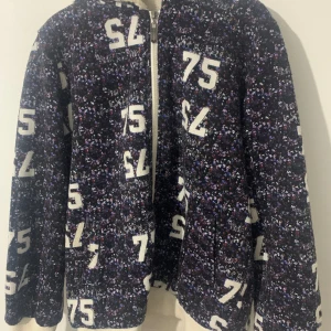 Jackhoodie - Jag vet inte ärligt men den är väldigt gammal, den har en röd fläck på luvan och lite på kanterna.