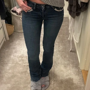 Jeans!  - Midjemått 36 cm rakt över, innebenslängden 85 cm 