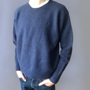 Ralph lauren tröja - Ritkigt snygg Ralph lauren tröja i 100% lammull💫 passar runt 160✅  Modellen på bilden är 170  Skriv vid frågor eller funderingar🌟