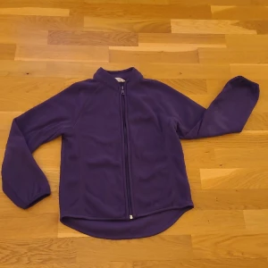 Fleecekofta - Superskön fleecekofta med tumhål från H&M i storlek 122/128. Kan fraktas men köparen står för frakten 💕