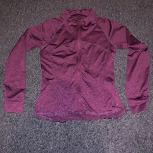 Tränings tröja  - Zip up tränings tröja i lila, knappt använd, stretchigt material, super bekväm och ger mycket support 