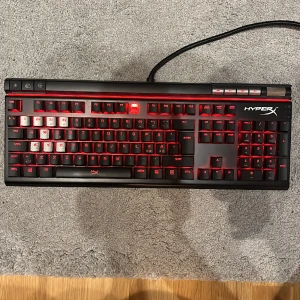 Hyper X gaming tangentbord - Ett bra gaming tangentbord som inte används mycket, som bara legat mest och är i bra skick och som har tre olika färger. Pris kan diskuteras