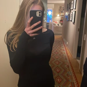 Intimissimi tröja - Såå snygg populär tröja från intimissimi💝💝 Såå fin men är tyvärr lite för stor på mig så därför säljer jag den🙏 Den är i M och funkar på mig som brukar ha S om man kavlar upp den lite där nere💓 Köpt förra vintern, knappt använd! Tryck på köp nu💓