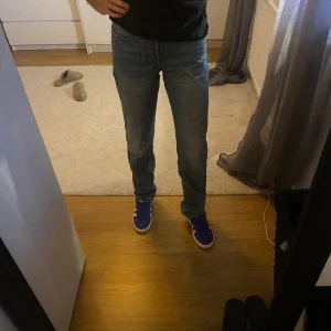 Weekday jeans stl 25/32 - Blåa jeans från Weekday i modellen pin.