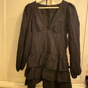 svart zara klänning - säljer denna jättefina svarta zara klänningen med volanger då den tyvärr inte kommit till användning mer än 2 gånger. det finns ”underkjol” och dragkedja på sidan💘💘