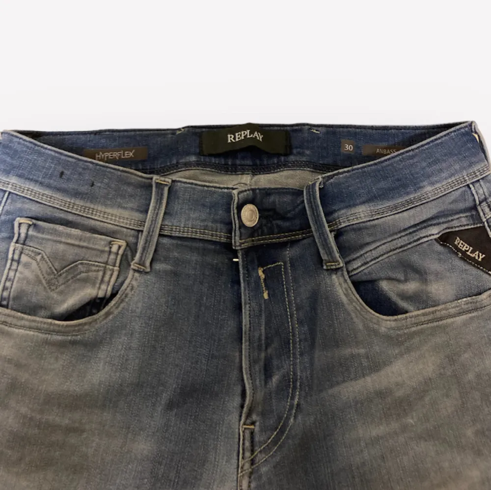 Riktigt snygga jeans från Replay modellen är Anbass och varan har hyperflex.9/10 skick nästan nytt.nypris ligger runt 1899kr vårar pris 599kr.. Jeans & Byxor.