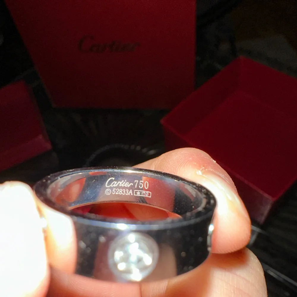 Säljer mitt set av Cartier Love armbandet och ring i 750 (18 Karat) Vitguld pågrund av ingen användning. Certifikat av att det är äkta medföljer även lådor samt påse. Armbandet är i EU size 7 och ringen är i EU size 10.. Accessoarer.