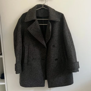 COS Kappa - Brun mönstrad kappa från COS. Köpt i slutet av förra vintern men sällan använd. Väldigt fint skick. Storlek 36 men passar en 38.