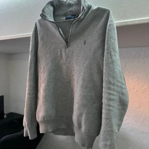 Ralph Lauren Zip - Säljer nu min Ralph Lauren zip för denna blivit för liten för mig. Skick 9/10. Hör av er för frågor