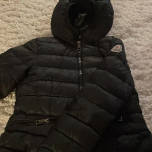 Moncler  - Moncler jacka 10 år. Jättebra skick och köpt på nk barnavdelningen 