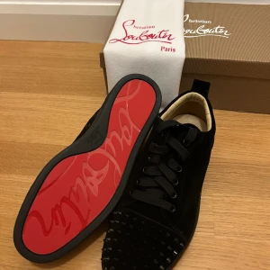 Louboutin Skor - Helt nya, oanvända Skick, 10/10. Fick de i julklapp men säljer eftersom de är för små för mig. Skriv om ni har några funderingar eller vill diskutera priset.